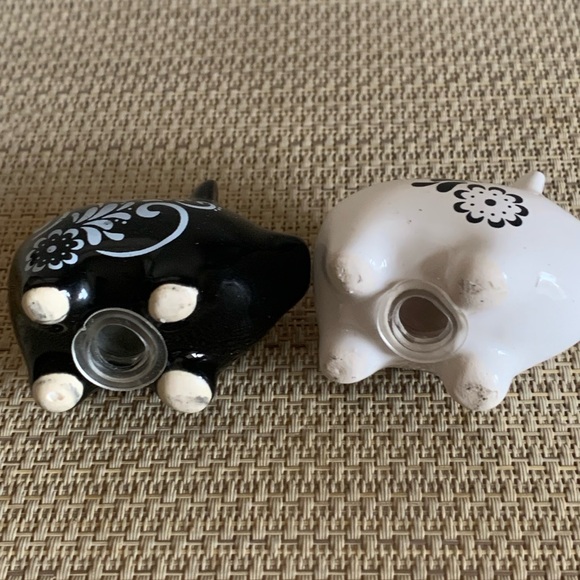 Black and White Pig Salt and Pepper Shakers - Picture 10 of 10